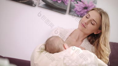 美丽的妈妈母乳喂养婴儿梦幻妈妈。母乳喂养女儿